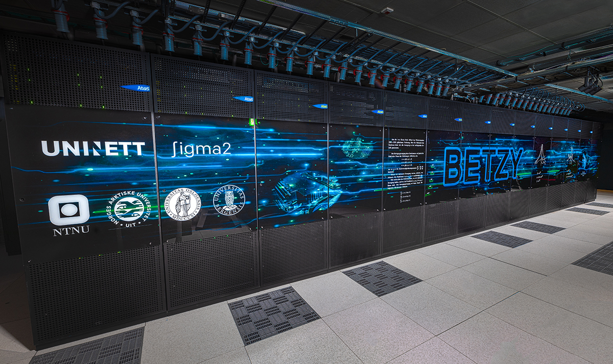 Lang vegg med digitale skjermer og teksten Betzy på